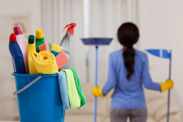 Bij het schoonmaken van vakantiewoningen verschonen onze schoonmaaksters alle bedden.